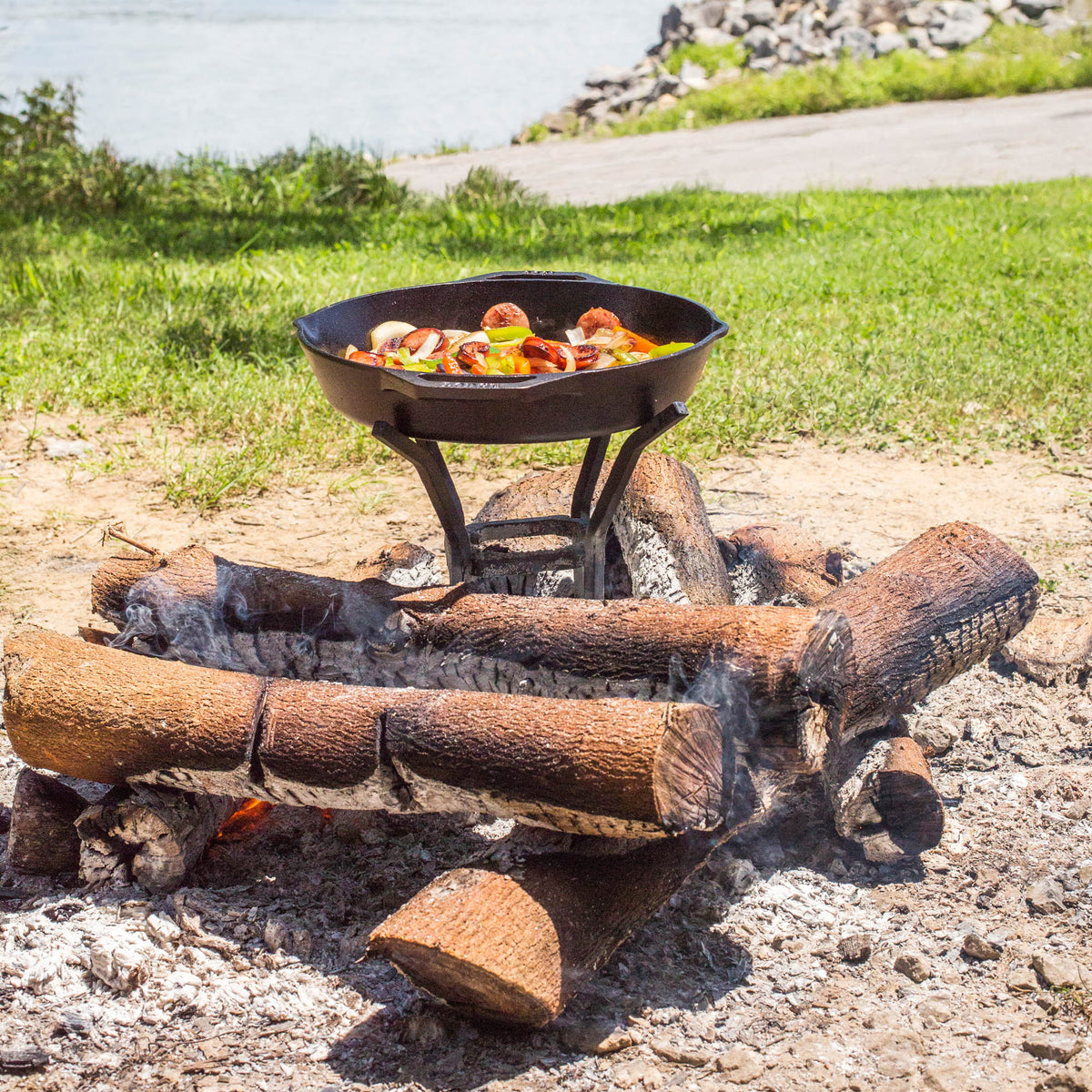 Lodge fire and cook stand in black metal, used as a grill or cooking accessory, with a sturdy structure and adjustable height.