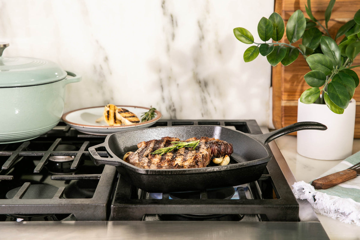 Lodge classic black square grill pan with a 26.7 cm diameter, cast iron construction, suitable for outdoor and indoor grilling.