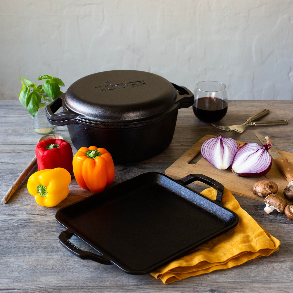 Lodge Dutch-Oven in black, chef-style, 5.7L cast iron pot with lid, suitable for stovetop and oven cooking.