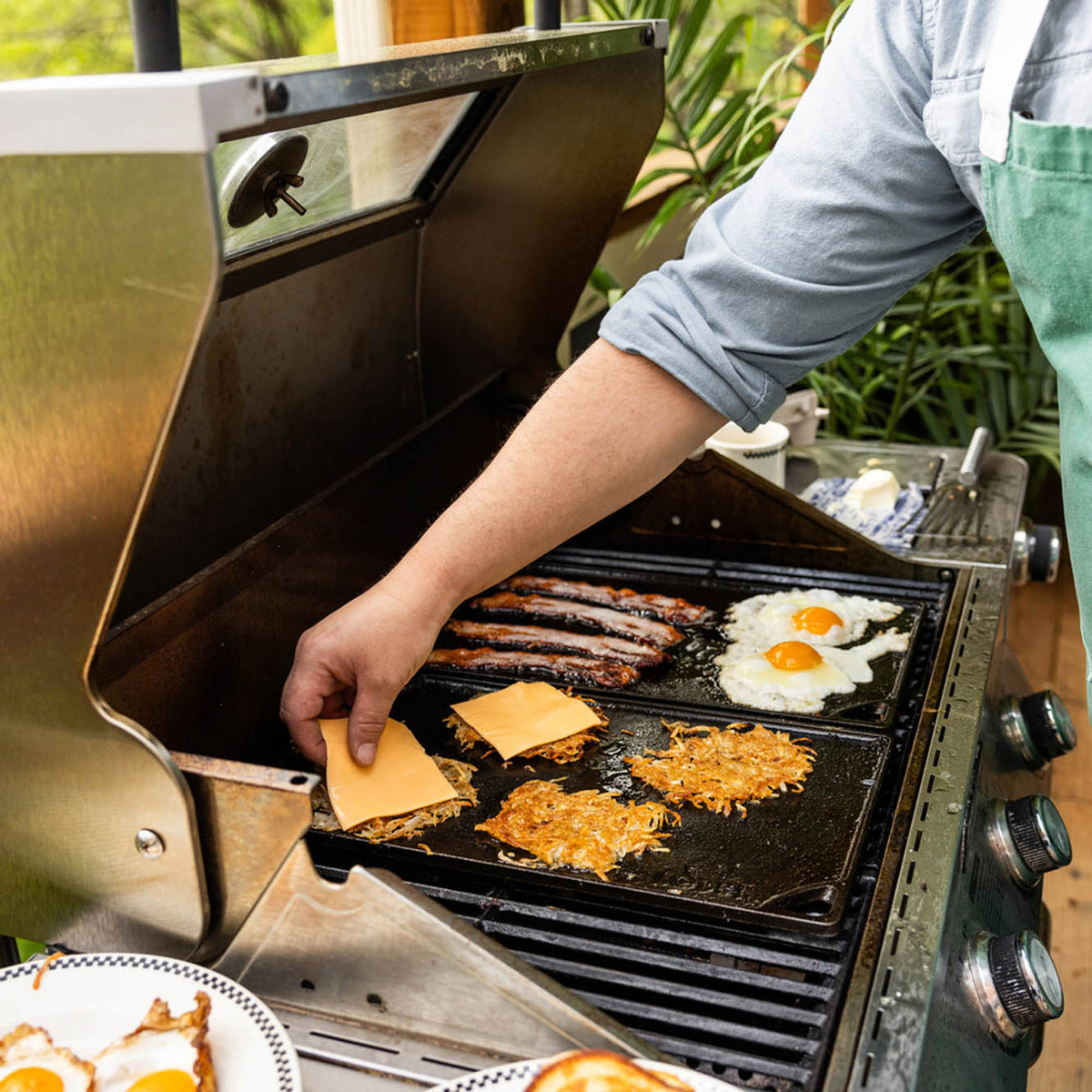 Lodge 2-sided black cast iron grill plate, classic style, 42.5 cm, suitable for outdoor grilling and searing.