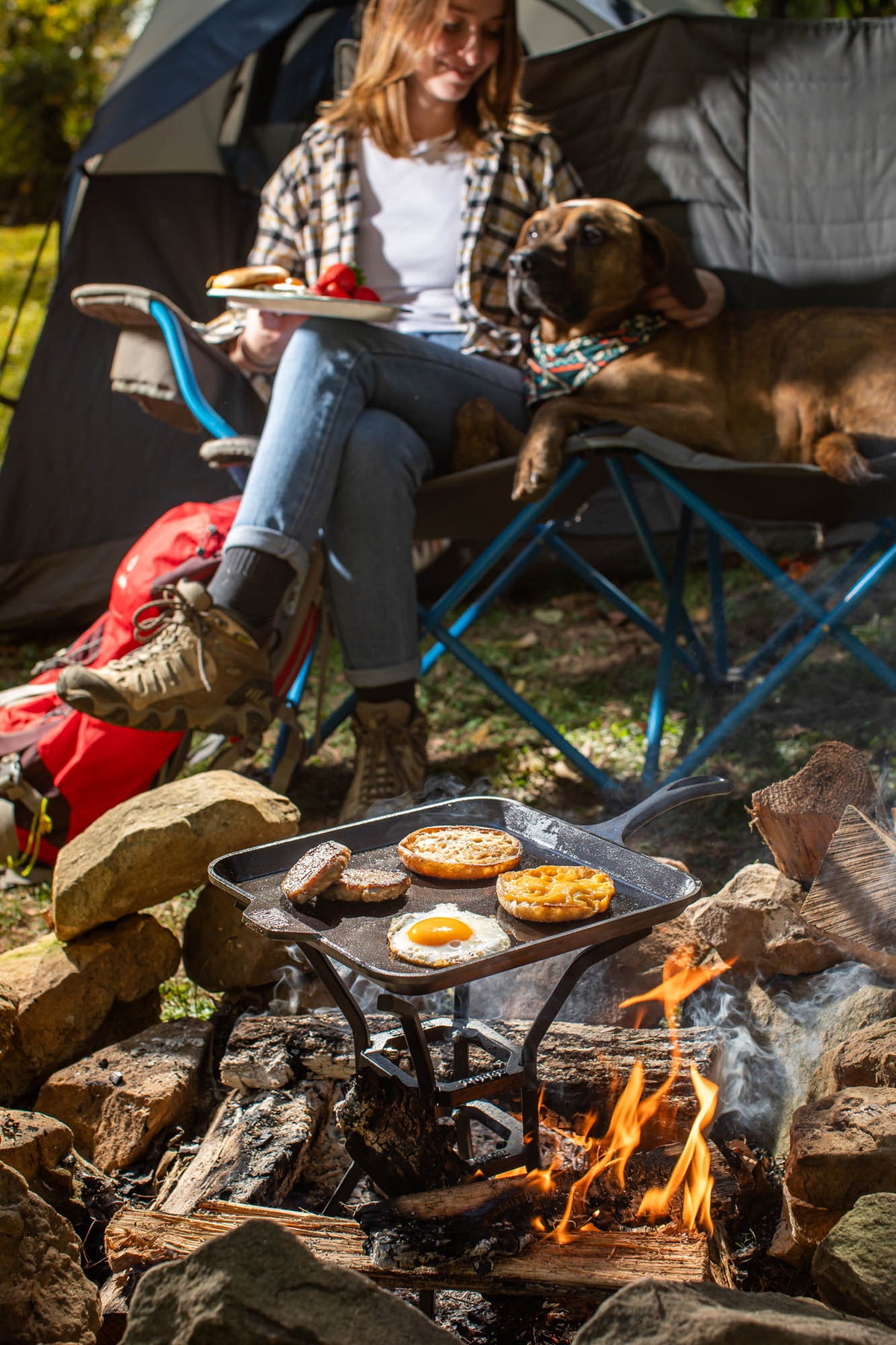 Lodge black square cast iron grill plate with 27.9 cm size, ideal for outdoor grilling and searing food.