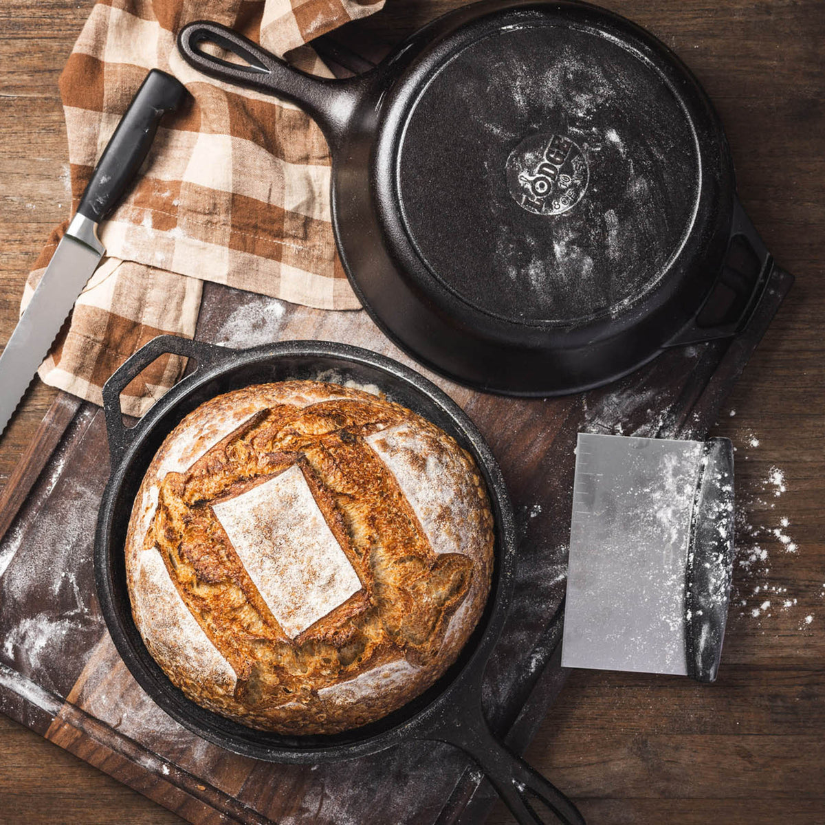 Lodge classic 8.9L round cast iron combo cooking pot, durable and versatile for stovetop and oven use.