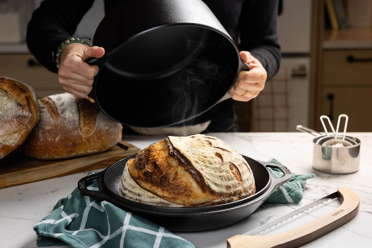 Lodge Dutch-Oven, 12.3-liter classic black cast iron pot, suitable for stovetop and oven cooking, with lid and sturdy handles.