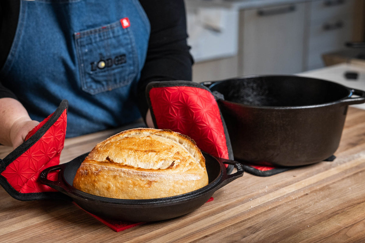 Lodge 12.3-liter black Dutch oven with lid, classic cast iron cookware for baking, roasting, and slow cooking.