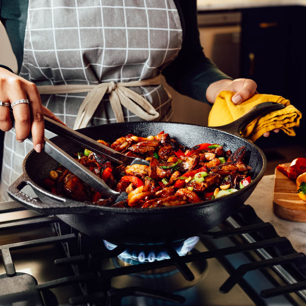 Lodge black cast iron 32cm chef wok with sturdy handle, ideal for stir-frying and versatile cooking.