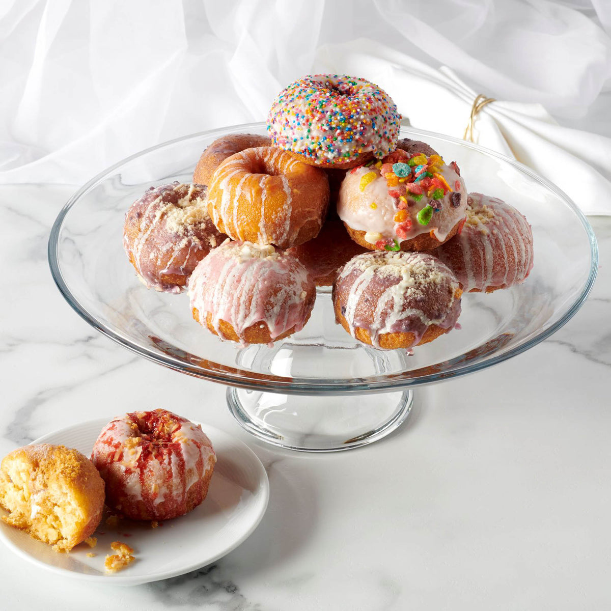 Anchor Hocking Kuchenplatte, clear glass cake platter with scalloped edges, perfect for serving desserts and baked goods.