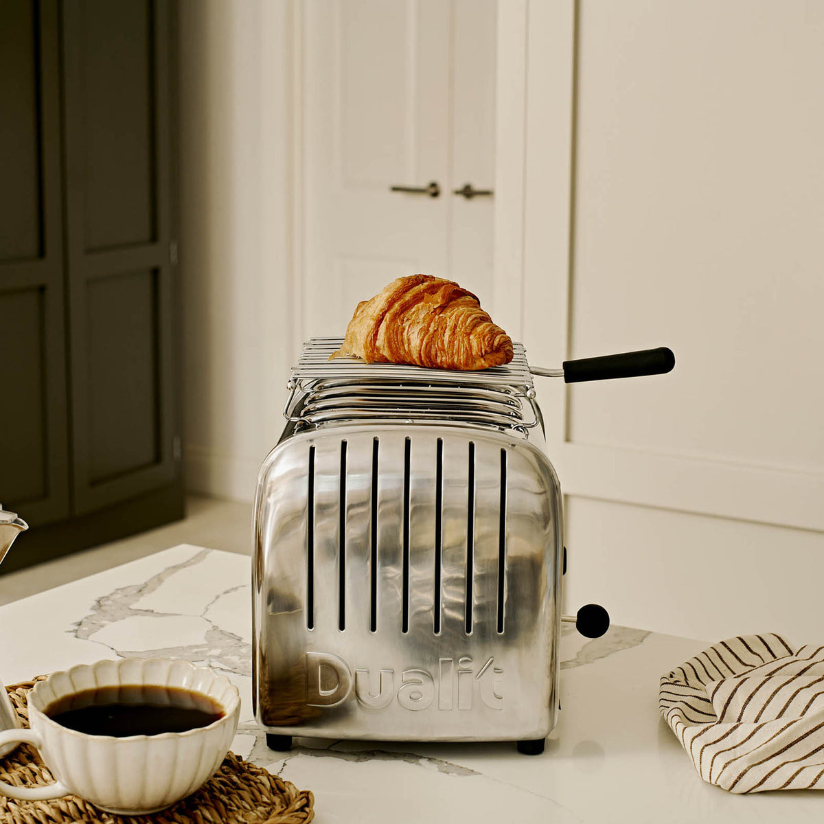 Dualit Classic stainless steel warmhalteplatte with smooth surface and sleek design for keeping food warm.