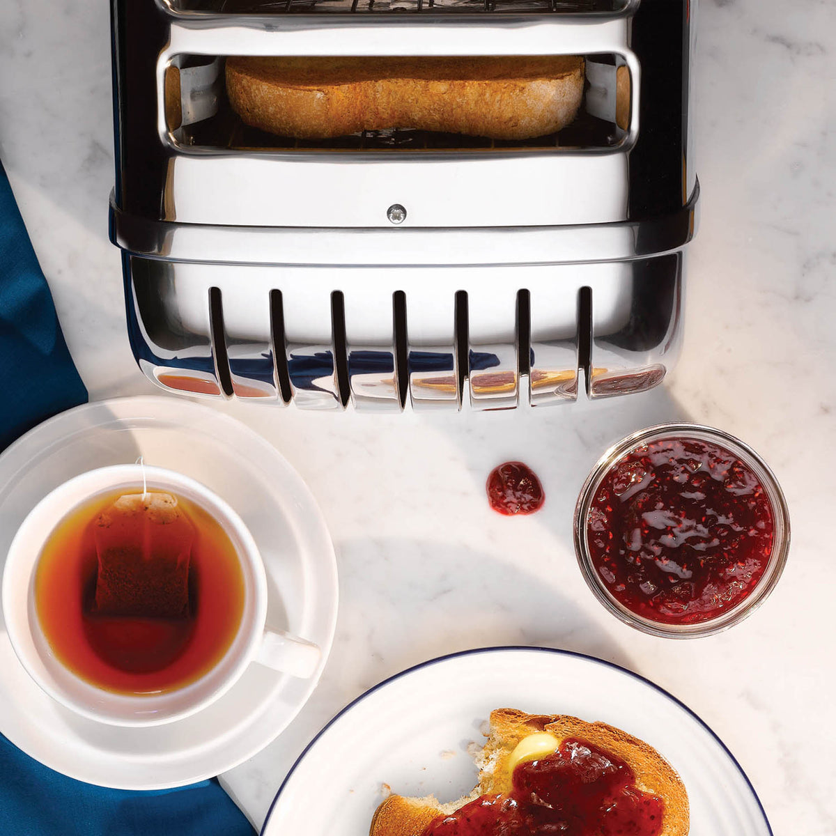 Polished DUALIT VARIO toaster with four slots for toasting bread slices, featuring sleek design and modern finish.