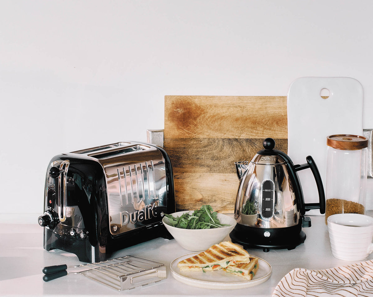 Black DUALIT Mini Wasserkocher with 1-liter capacity, compact design, and modern finish.