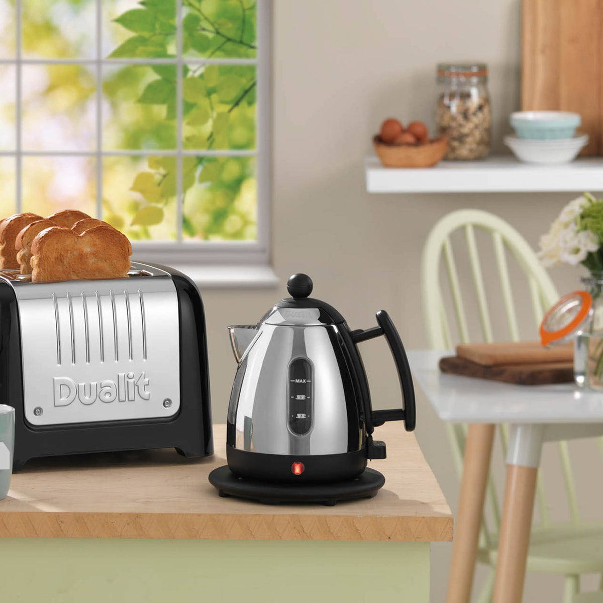 Black DUALIT Mini Wasserkocher 1L electric kettle with compact design and modern appearance.