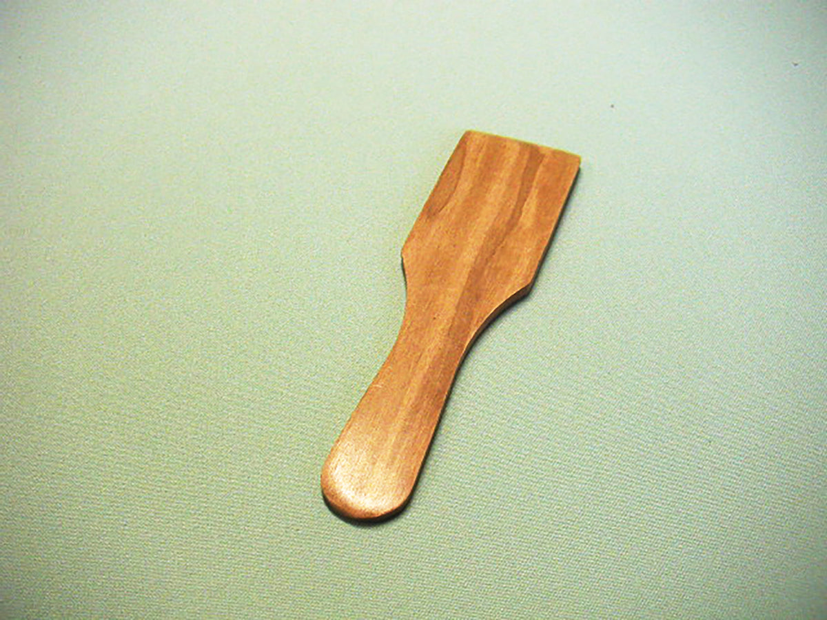 BÉRARD raclette-spachtel in brown, 13 cm, with a flat spatula design for spreading and serving melted cheese.