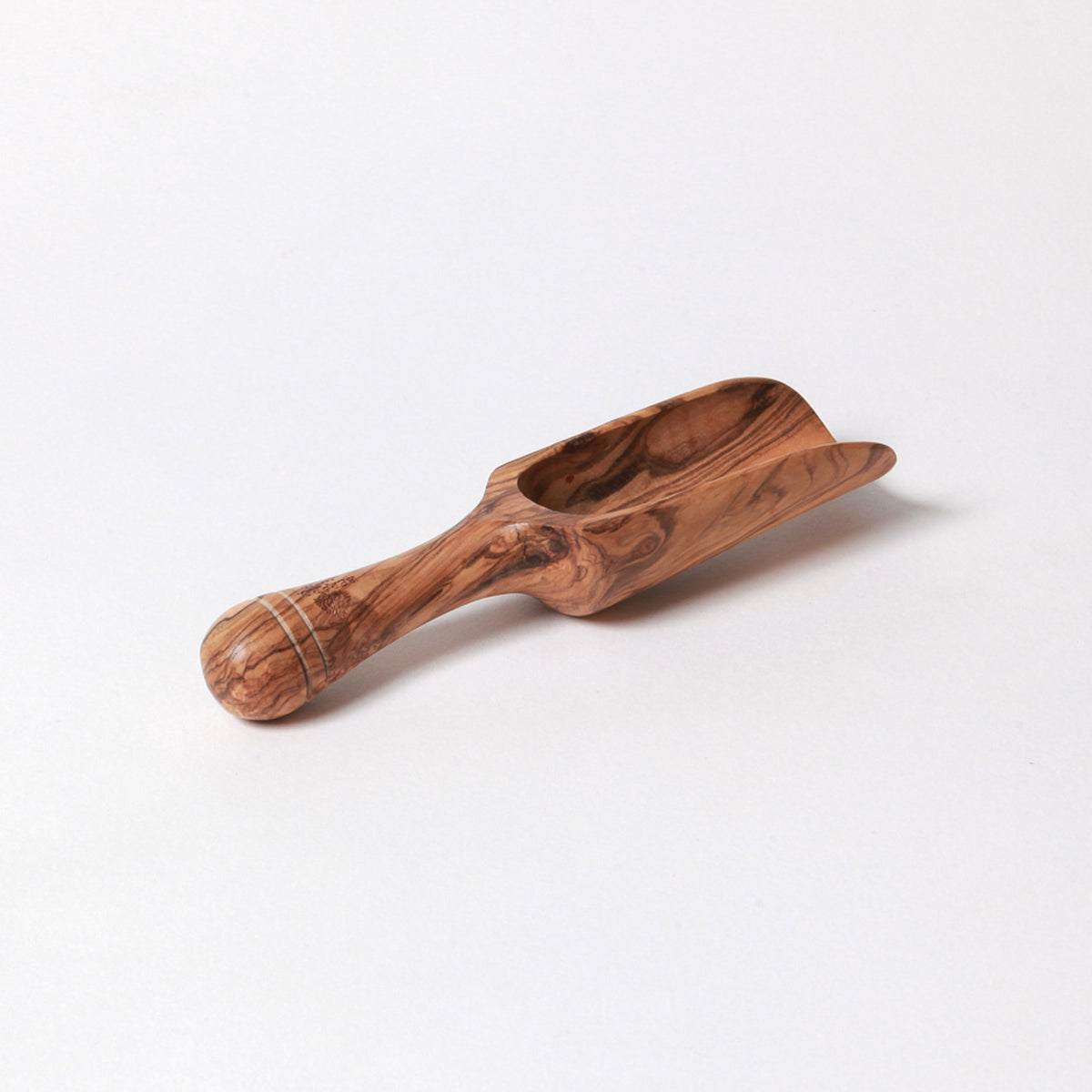 BÉRARD salt scoop in brown with an 18 cm length, made of sturdy material, ideal for kitchen or dining use