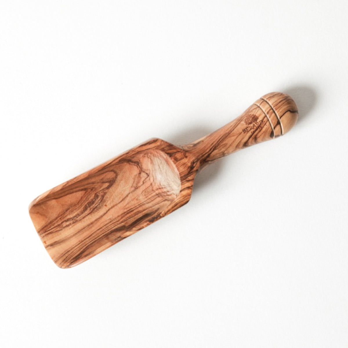 BÉRARD salt scoop in brown, 18 cm with a wooden handle for kitchen use, displayed on a neutral background.