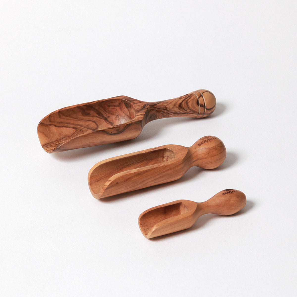BÉRARD salt scoop in brown, 18 cm size, with a sleek design and comfortable handle for easy salt serving.
