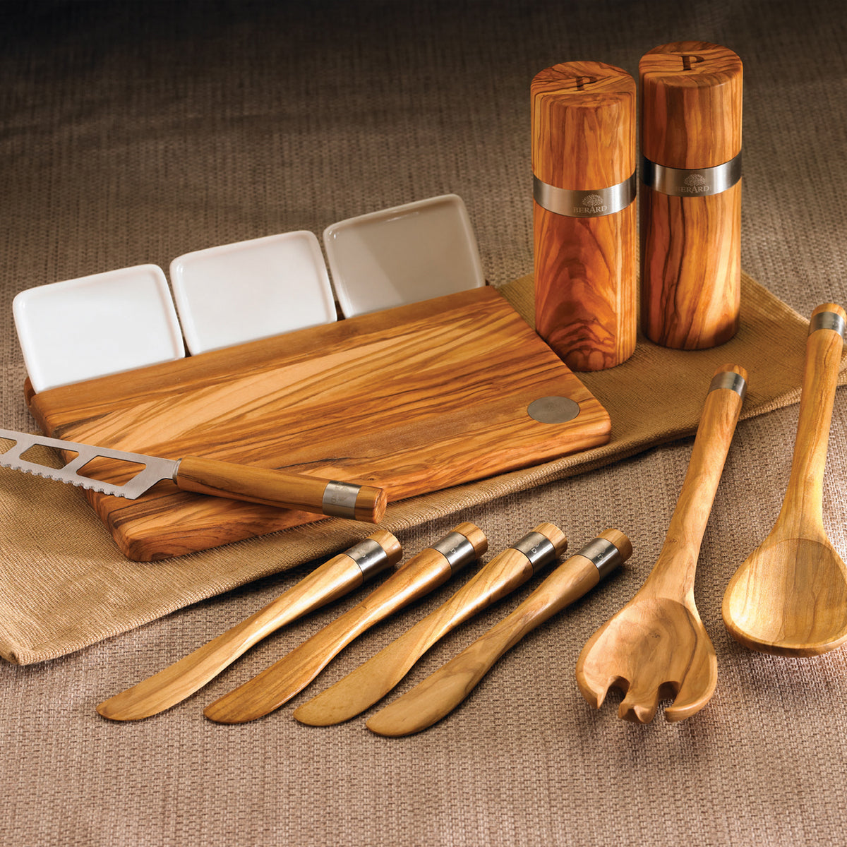 BÉRARD salad cutlery set in brown stainless steel, 30 cm length, featuring a fork and spoon for serving salads.
