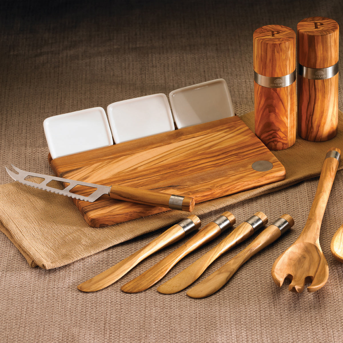 BÉRARD Käsemesser with brown handle and stainless steel blade, 24.5 cm long, suitable for cutting various cheeses.