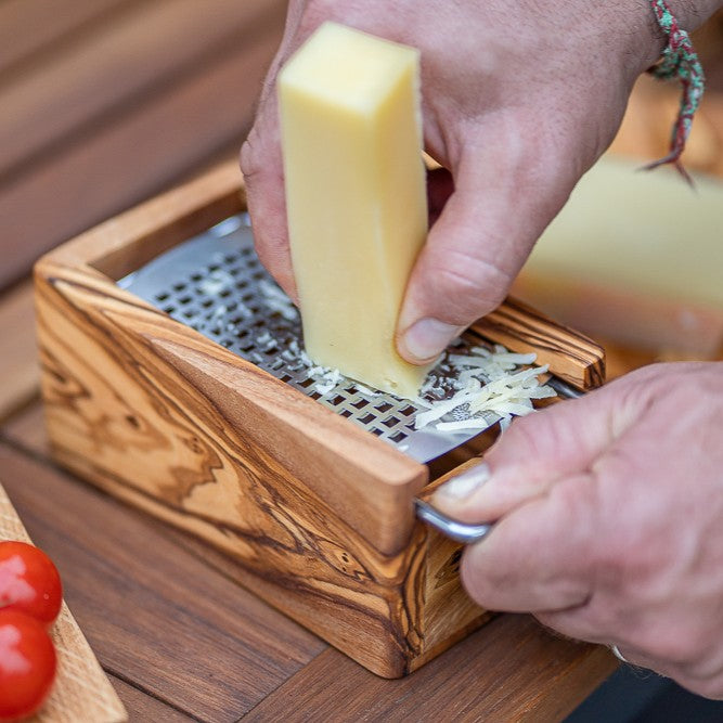 BÉRARD Parmesanreibe mit Box, braun, 15 cm, stainless steel cheese grater with protective box for easy storage and grating.