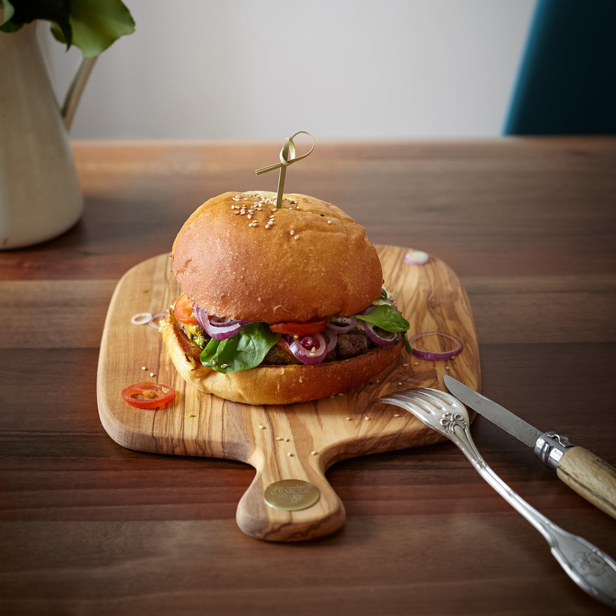 BÉRARD Olivenholz-Schneidbrett mit Griff, Racine, handcrafted kitchen cutting board with integrated handle and natural wood grain.