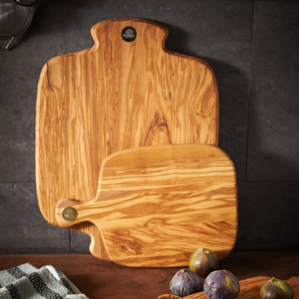 BÉRARD Olivenholz-Schneidbrett, lang, RACINE in natural wood finish, showing smooth surface and elongated shape for kitchen prep.