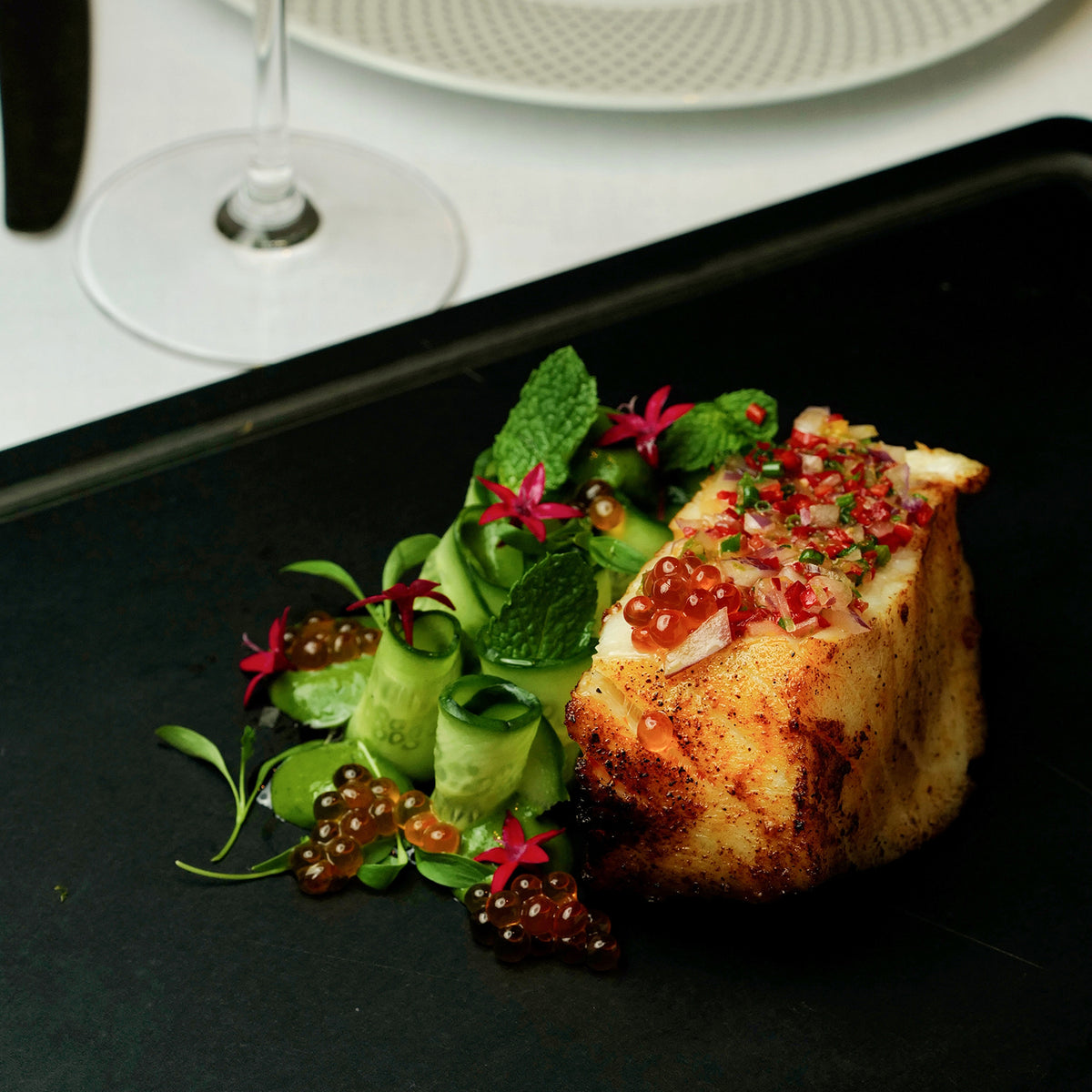 BÉRARD Bistro black 34cm cutting board made of wood, suitable for kitchen prep and serving.