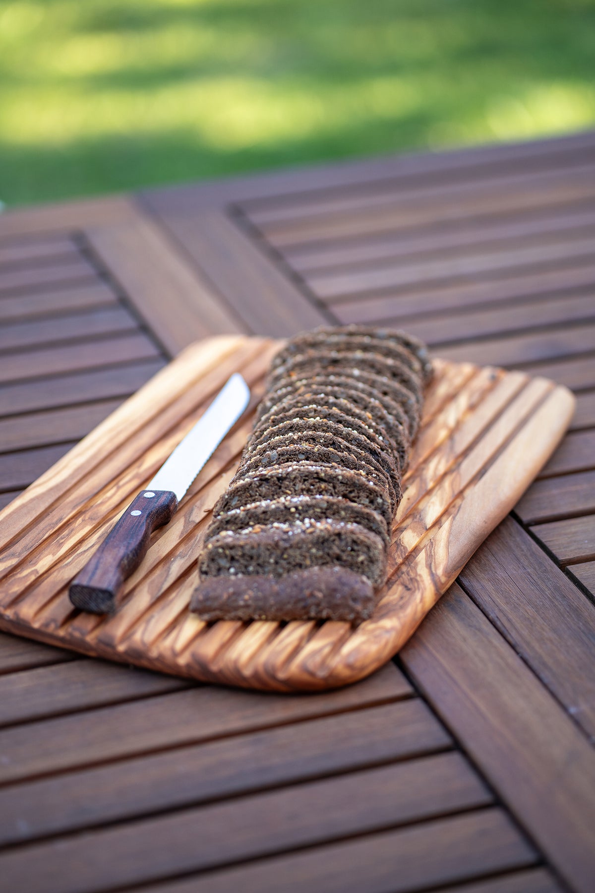 BÉRARD brown wooden bread cutting board, 1.5 cm thick, with smooth edges and natural wood grain design.