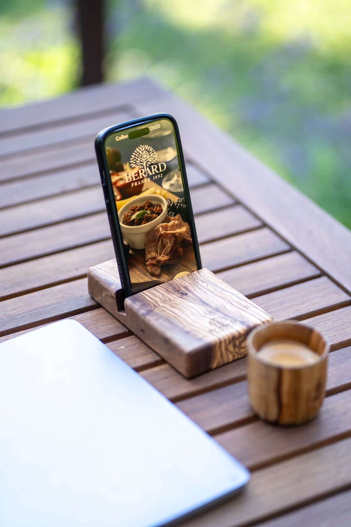 BÉRARD wooden smartphone holder, 8.5 cm, designed for secure placement of mobile devices, with a sleek natural finish.
