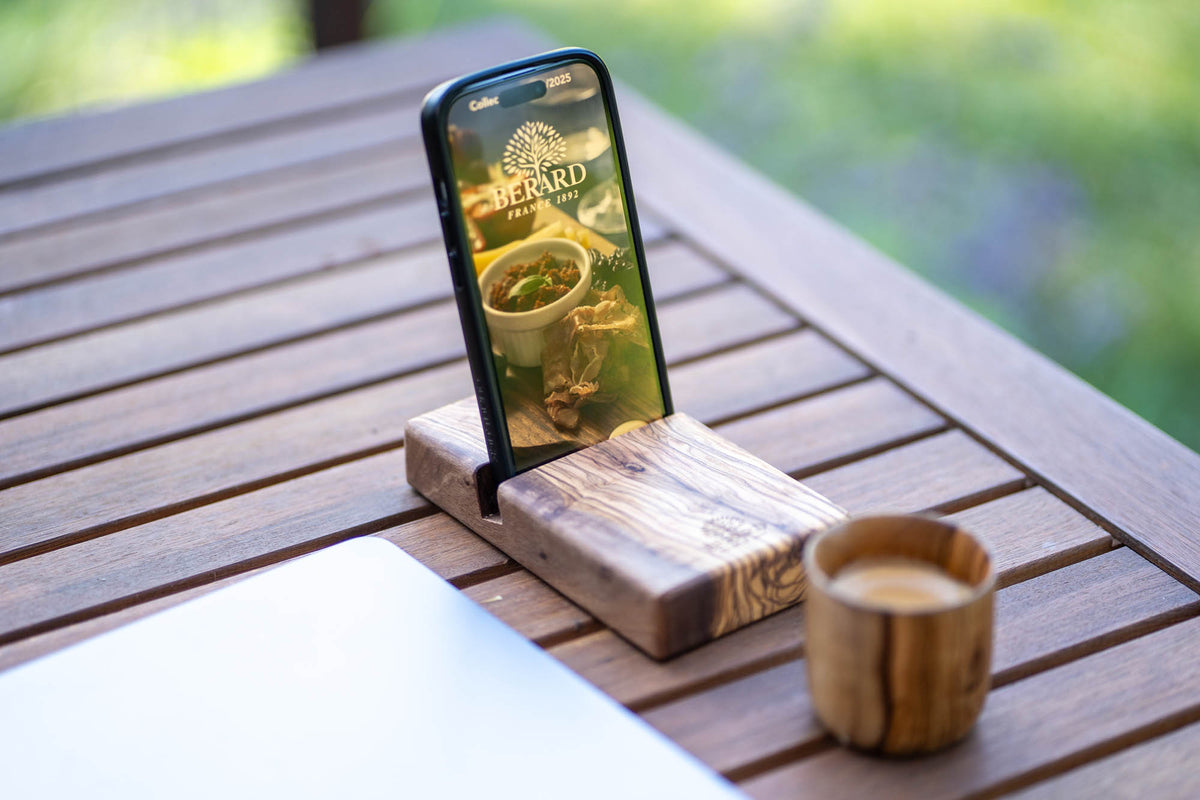 BÉRARD smartphone holder made of wood, 8.5 cm, designed to securely hold a smartphone with a stylish natural finish.