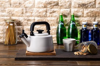 HONEYWARE gray 2.1L Wasserkessel with a sleek design, made of durable material, shown on a kitchen countertop.