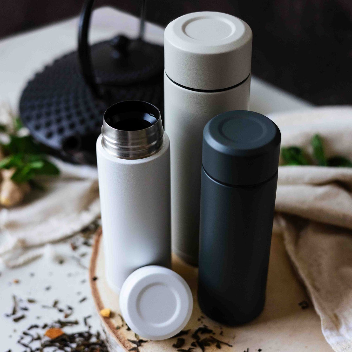 KYOCERA Slim Mug beige insulated bottle with 300 ml capacity, stainless steel, and spill-proof lid, designed for hot and cold drinks.