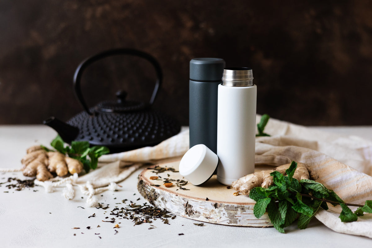 KYOCERA slim gray insulated bottle, Isolierflasche, with a sleek design and secure lid for hot or cold beverages.