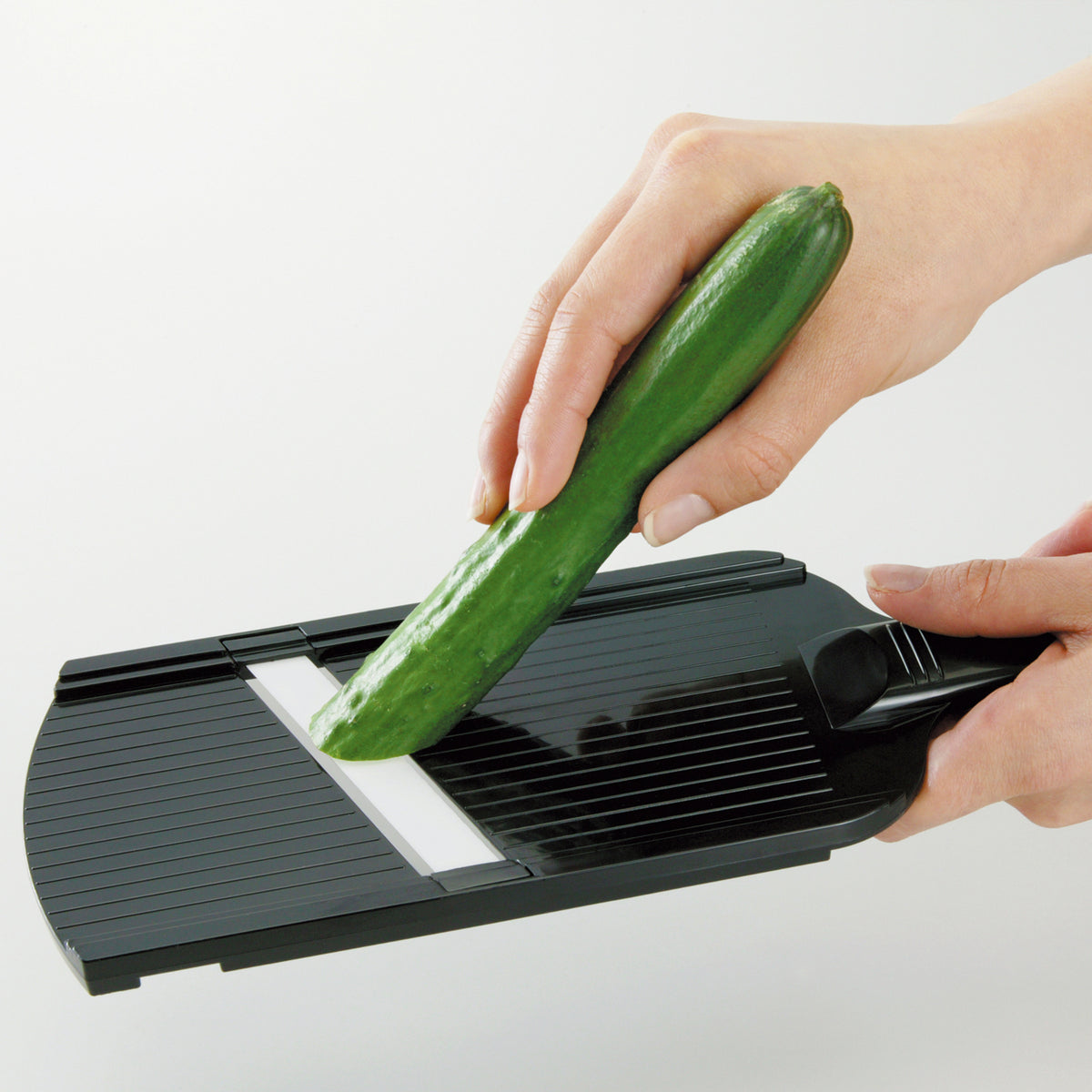 KYOCERA ceramic 4-stage hobel in black, showcasing its textured surface and adjustable settings for precise slicing.