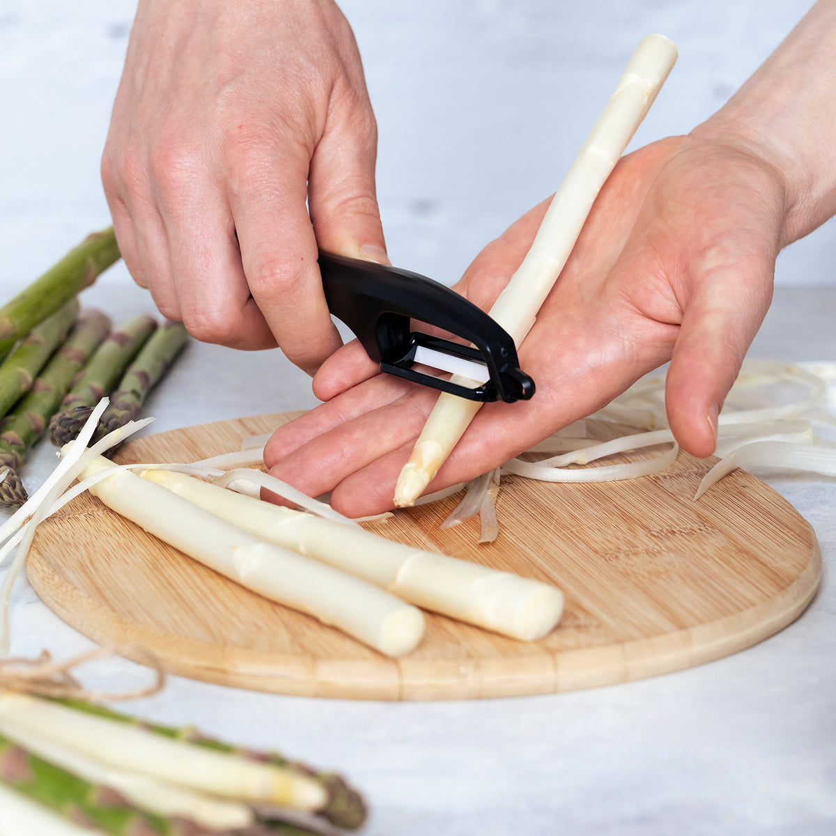 KYOCERA double-sided vegetable peeler with sharp blade for efficient peeling of fruits and vegetables.