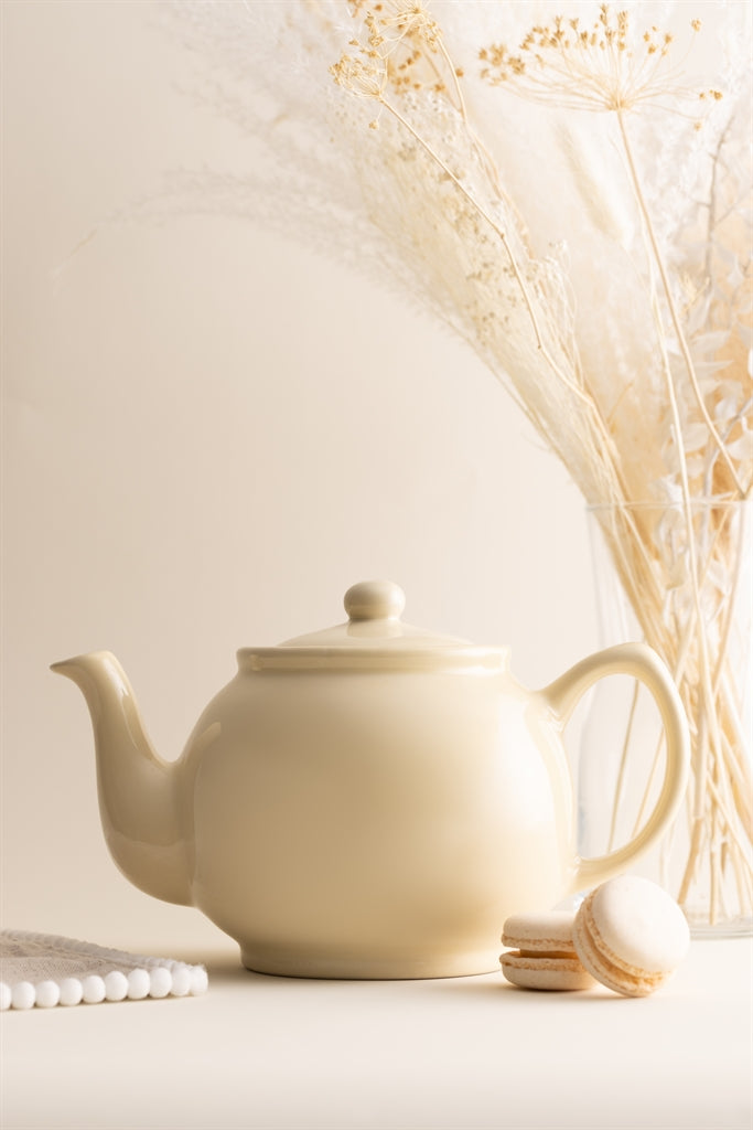 Cream-colored P & K Teekanne teapot with a classic design, featuring a smooth surface and elegant shape.
