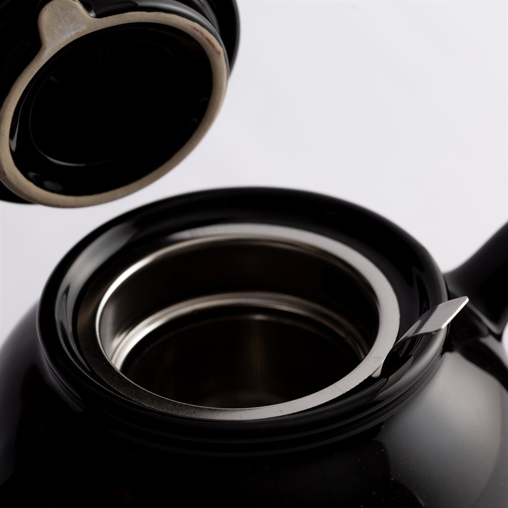 Black P & K Kensington Teekanne teapot with a sleek design, perfect for brewing tea in a stylish kitchen setting.