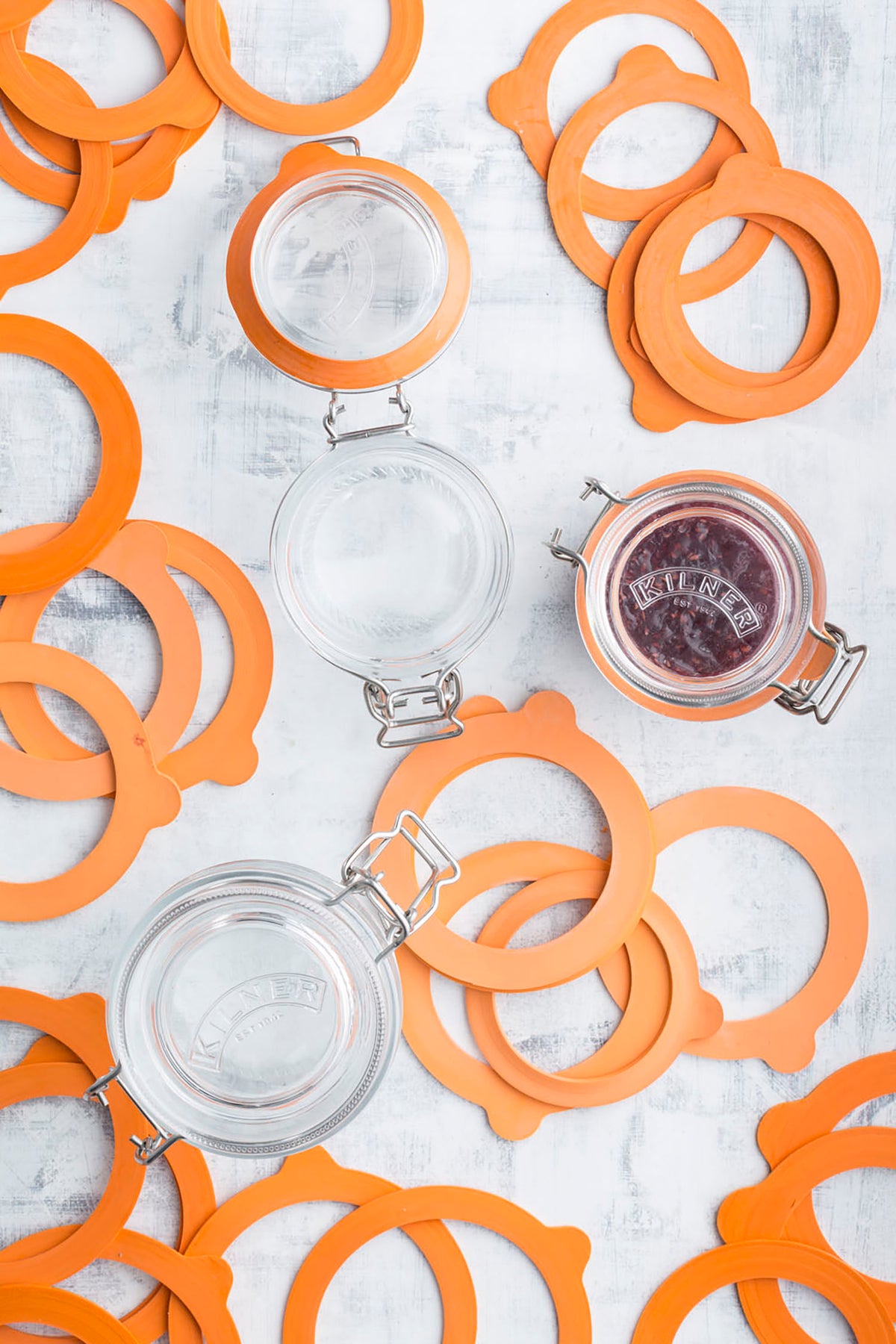 Set of six KILNER Einkochringe in various sizes from 0.35 to 2 liters, used for preserving and canning jars.