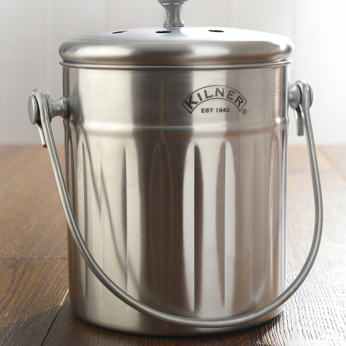 KILNER stainless steel 2L kitchen compost bin with lid, compact design for kitchen waste recycling