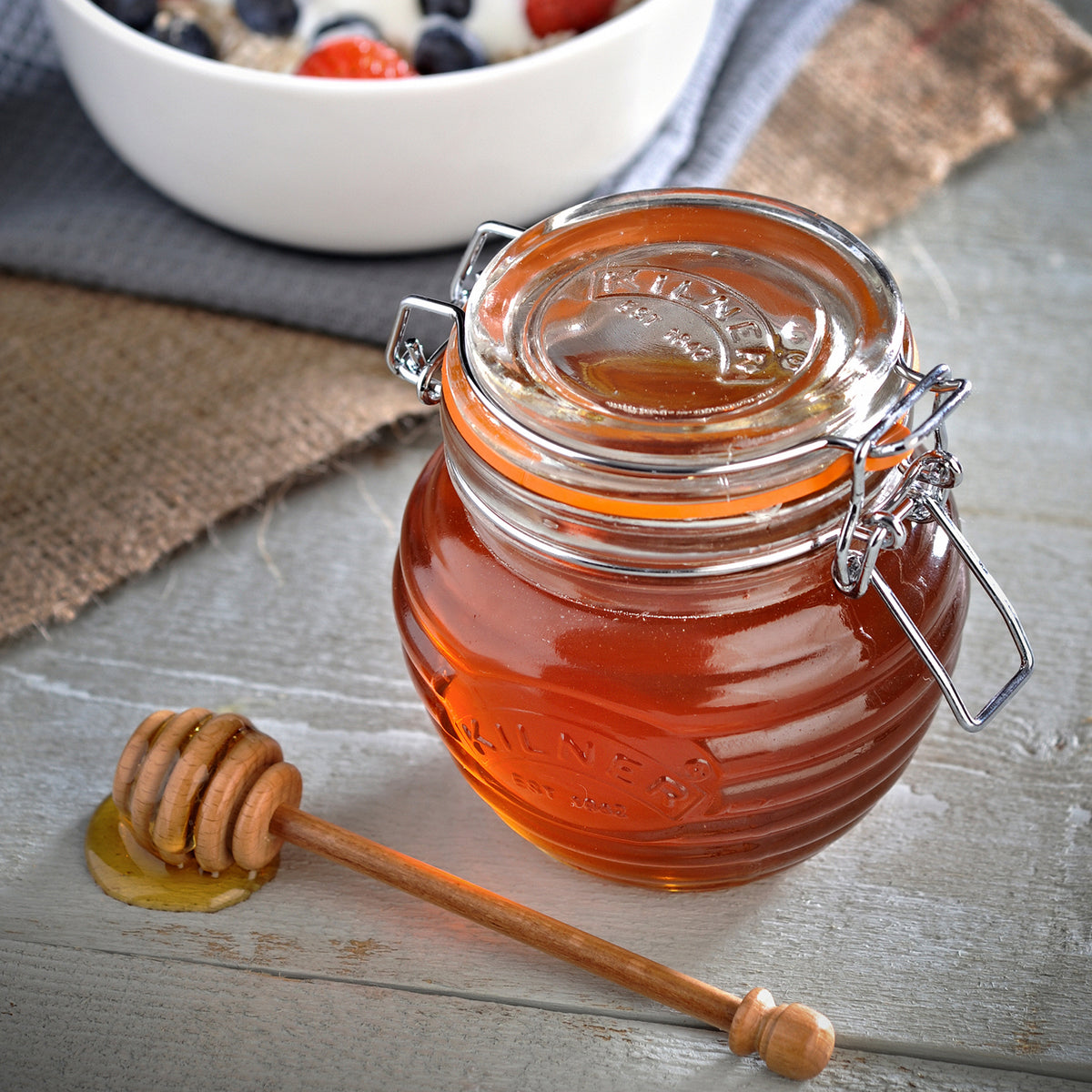 Clear 400 ml KILNER honey pot with a spout, designed for easy honey serving and storage.