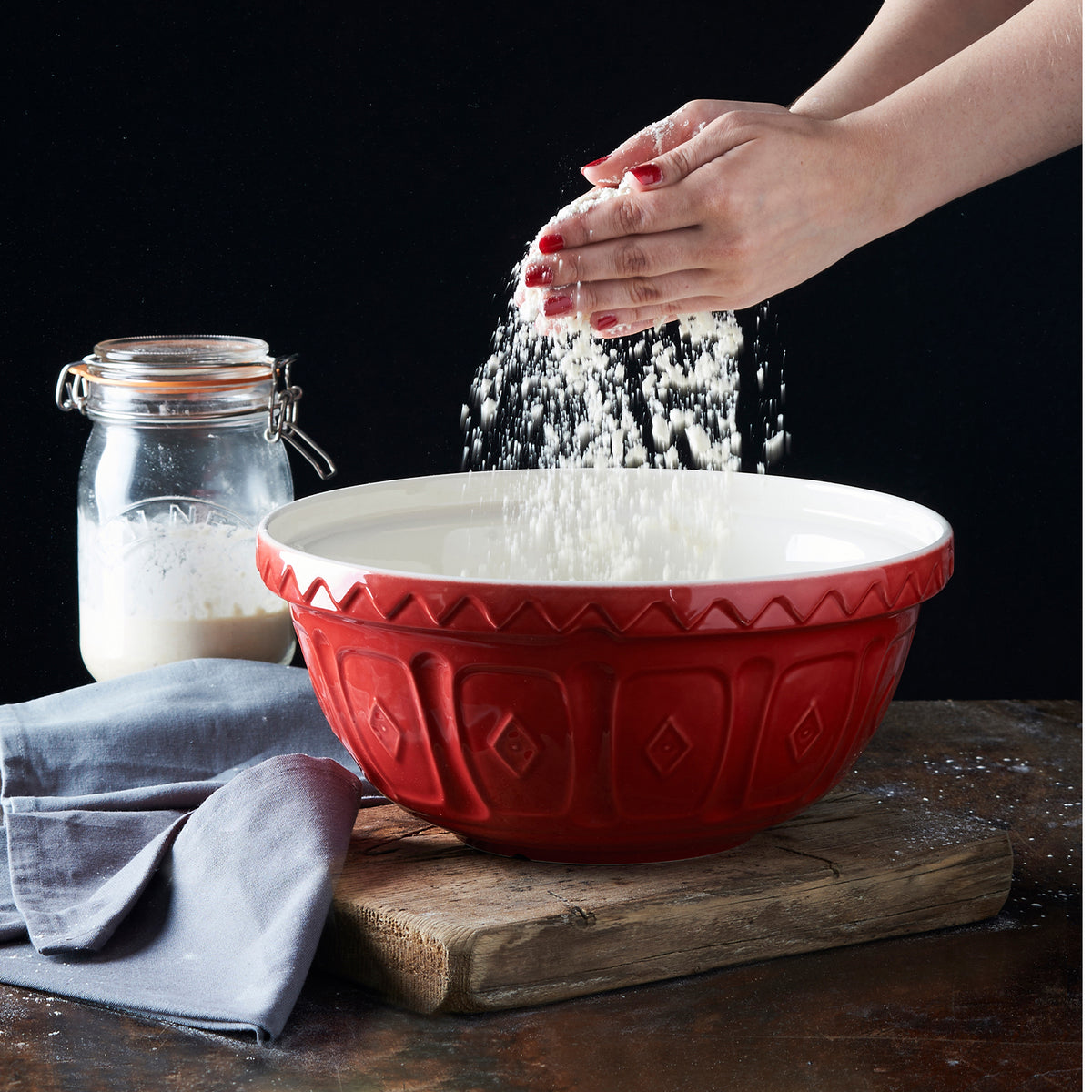 Red Mason Cash mixing bowl, ceramic Rührschüssel with a smooth exterior and wide opening, ideal for baking and mixing.