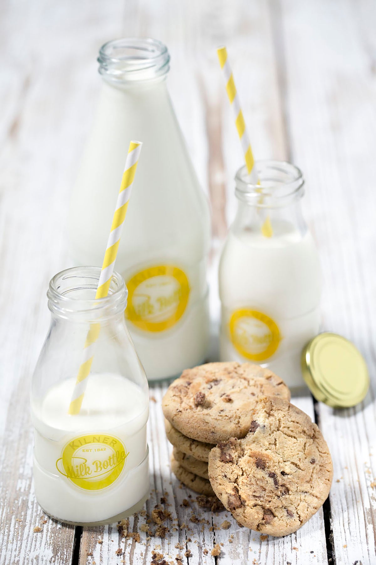 KILNER glass milk bottle with a clear, cylindrical design and metal screw cap, perfect for storing and serving fresh milk.