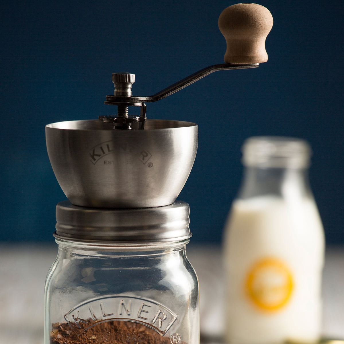 KILNER manual coffee grinder with crank handle, clear glass body, and 500 ml capacity for fresh coffee beans.