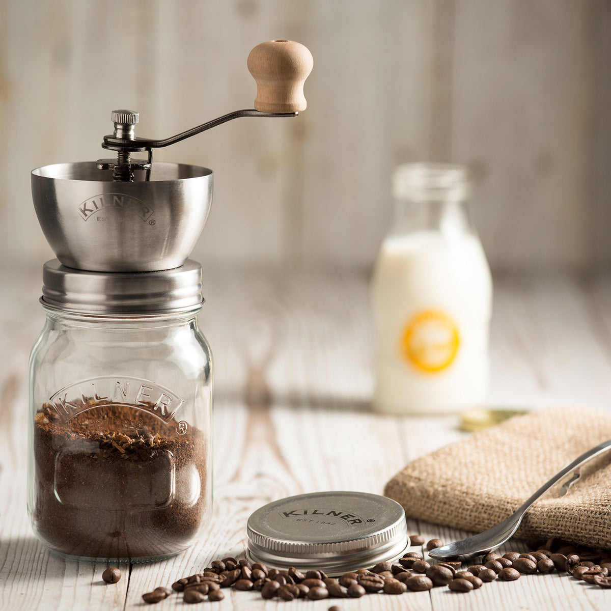 KILNER manual coffee mill with crank handle and clear glass body, 500 ml capacity, for fresh ground coffee.