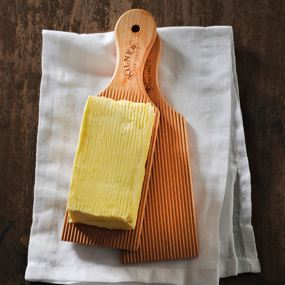 KILNER butterbrettchen, clear glass butter board with smooth surface, ideal for serving and spreading butter or cheese.