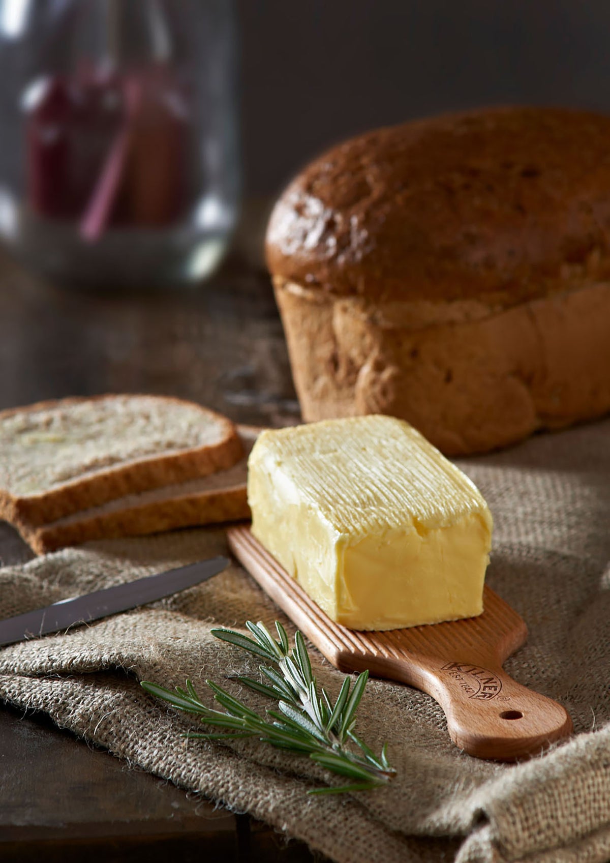 KILNER clear butterboard with smooth surface, rectangular shape, and natural wood finish for spreading butter or serving spreads.