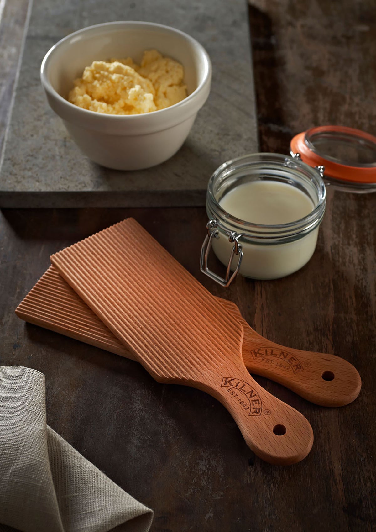KILNER butterboard made of clear material, rectangular with rounded edges, designed for spreading butter or serving small snacks.
