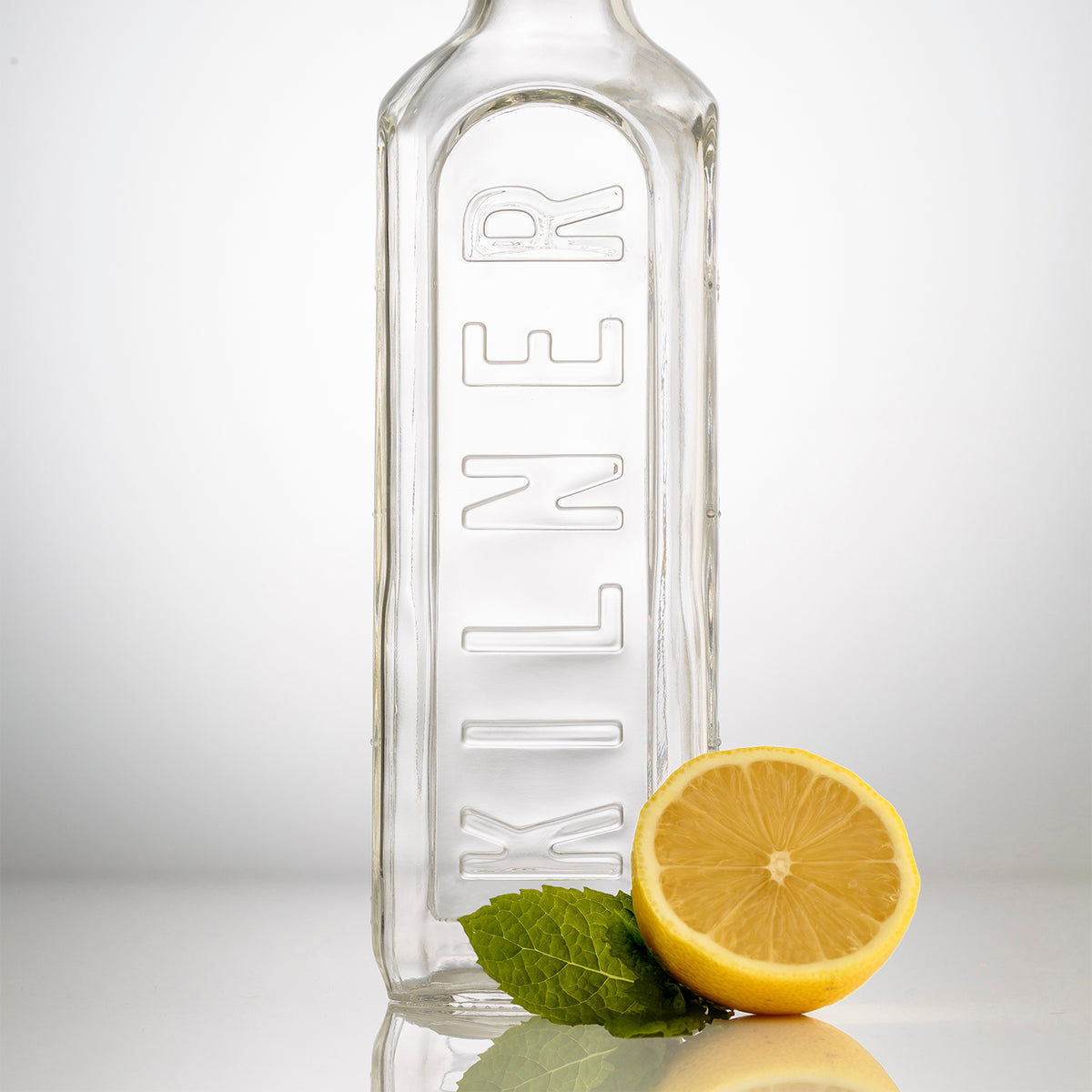 Clear KILNER Einkochflasche Clip Square for preserving liquids, featuring a secure clip lid and durable glass construction.