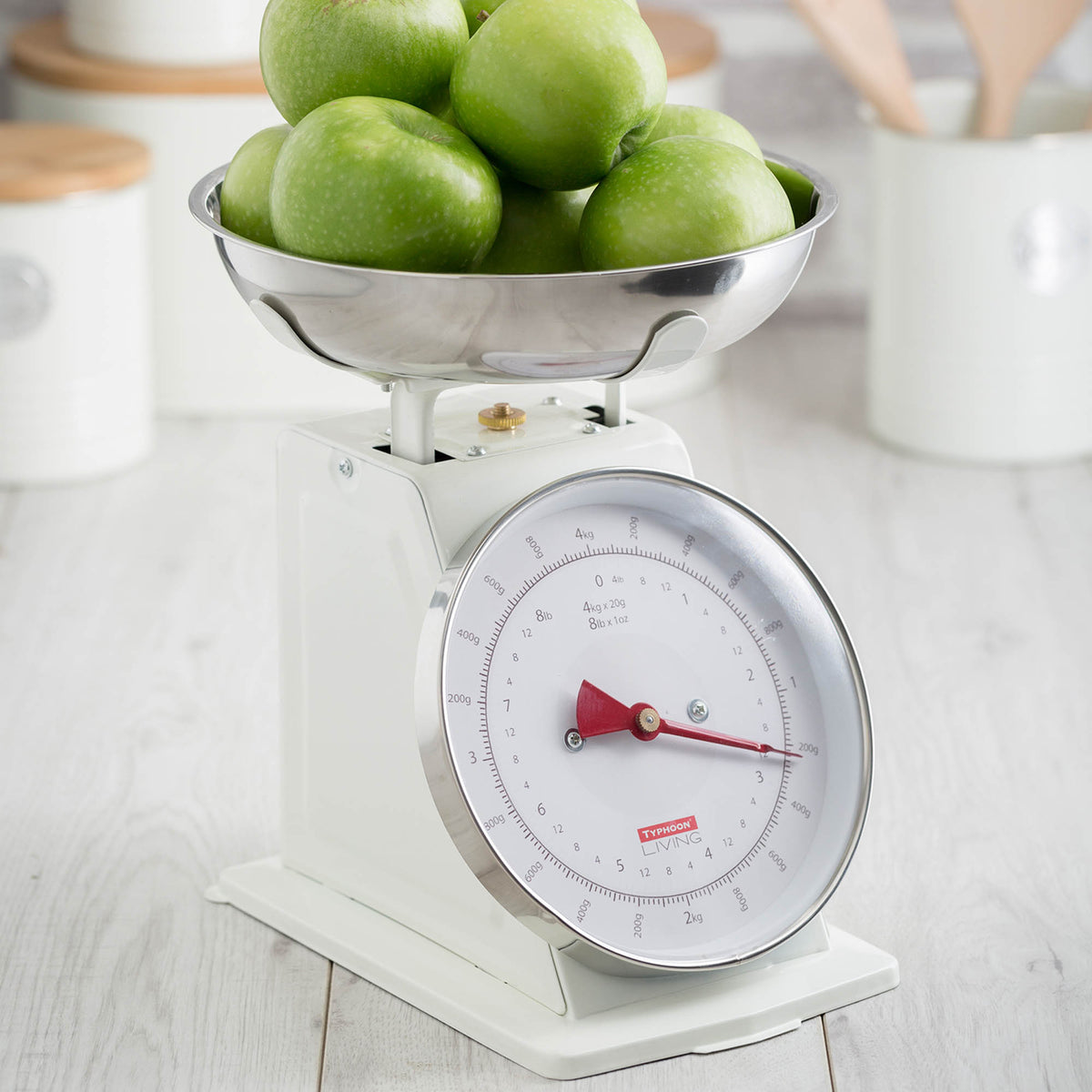 TYPHOON Küchenwaage in creme color with digital display and stainless steel weighing platform, ideal for precise kitchen measurements.