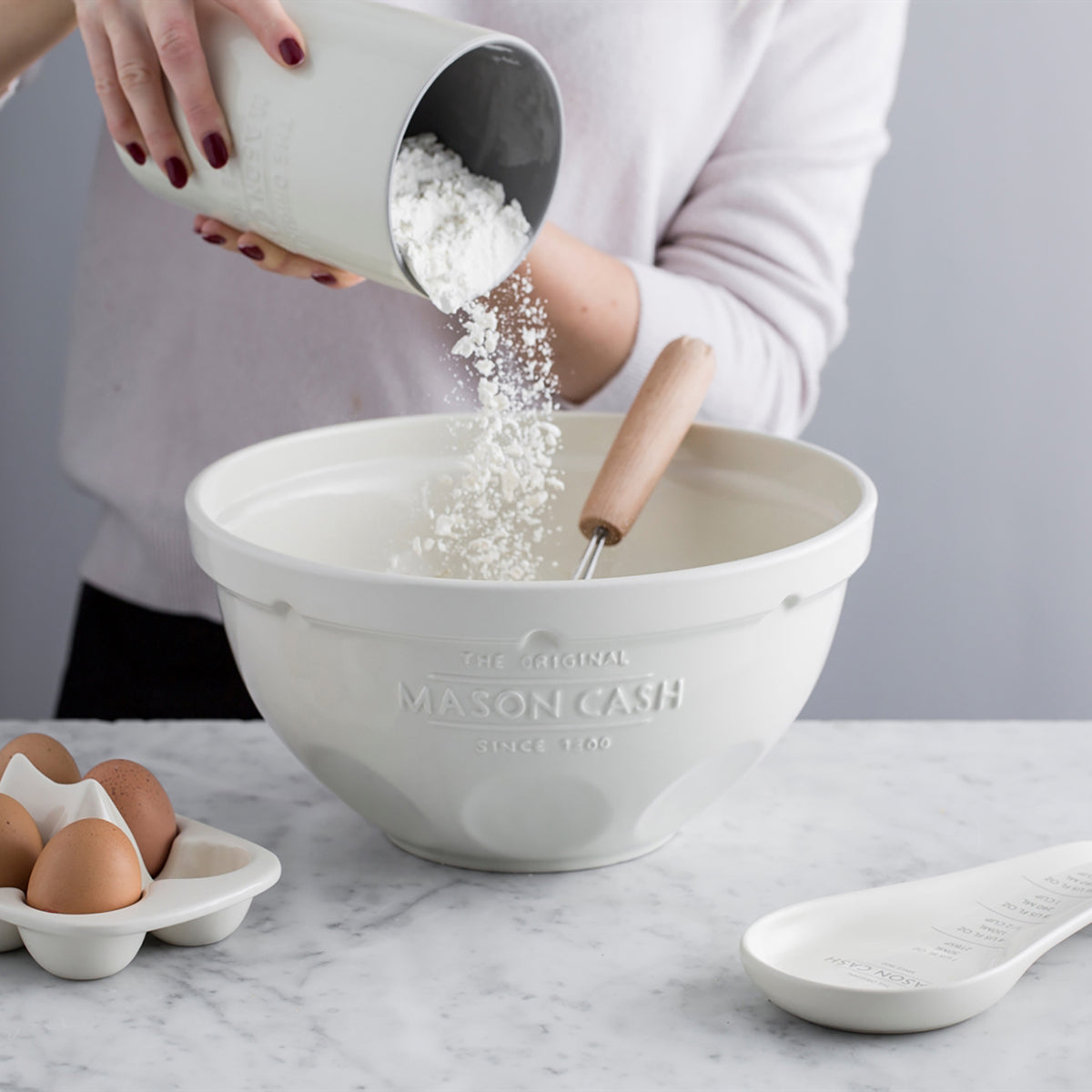 White Mason Cash 5L mixing bowl with a smooth, rounded design, perfect for baking and preparing ingredients.