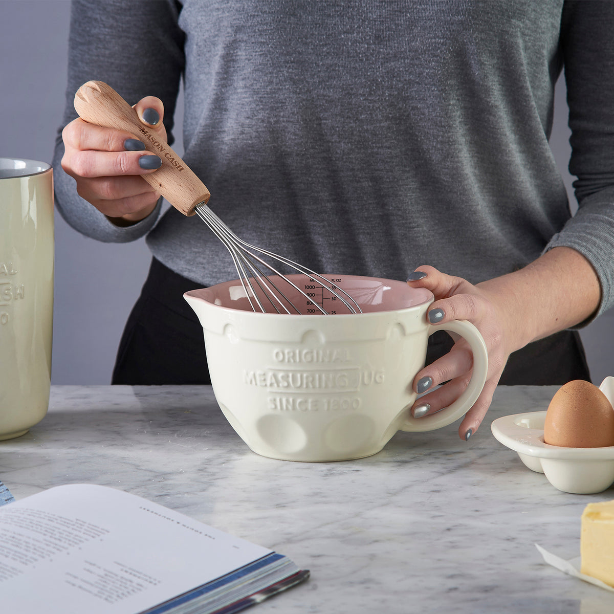 White Mason Cash 1L Messkrug with handle, ceramic measuring jug for liquids, featuring a simple, classic design.