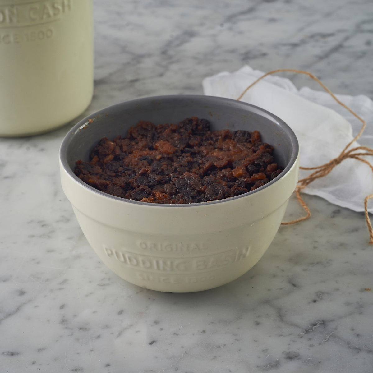 White Mason Cash pudding bowl with 0.9-liter capacity, ceramic pudding dish for desserts and baking.