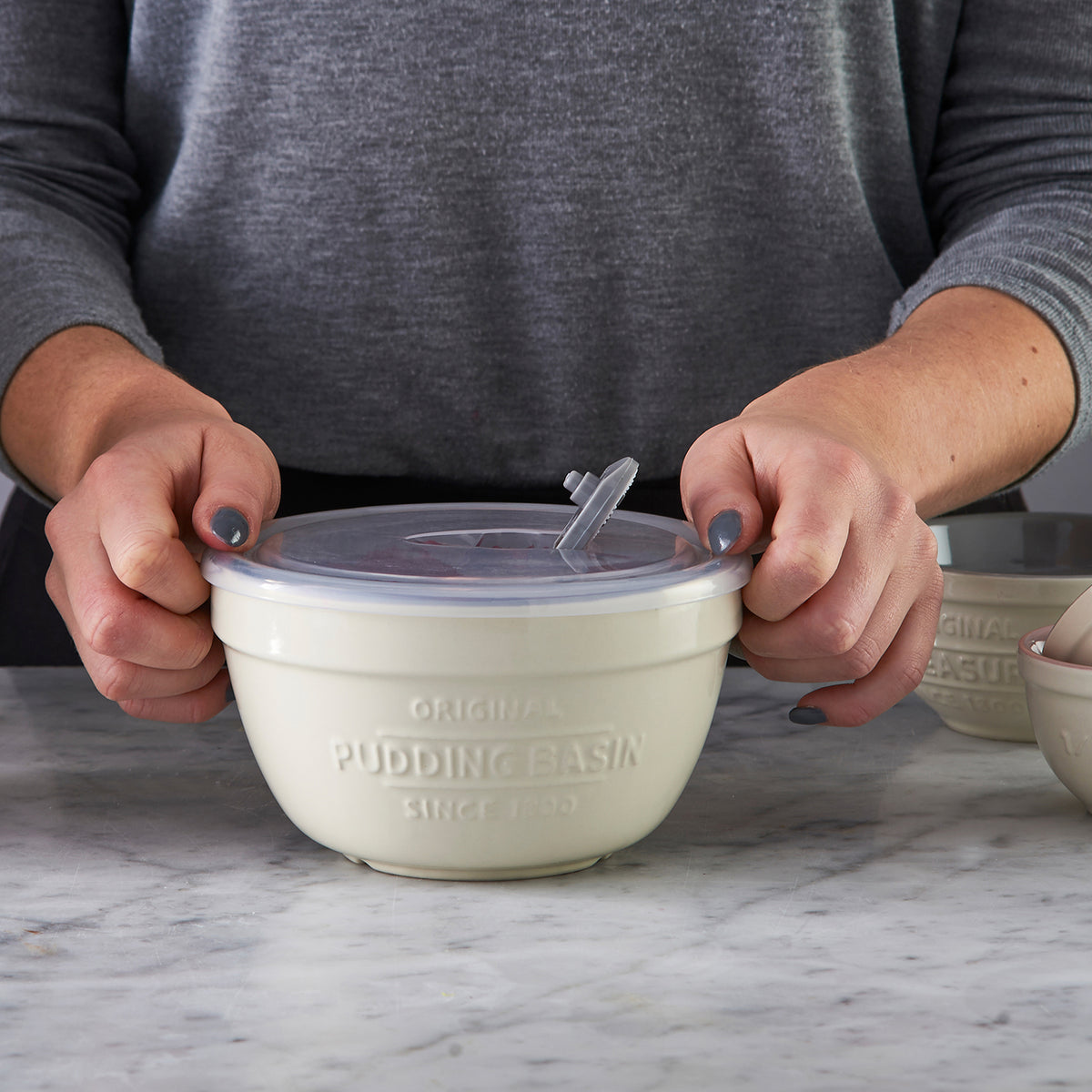 White Mason Cash pudding bowl with 0.9L capacity, ceramic dessert dish suitable for puddings and desserts.